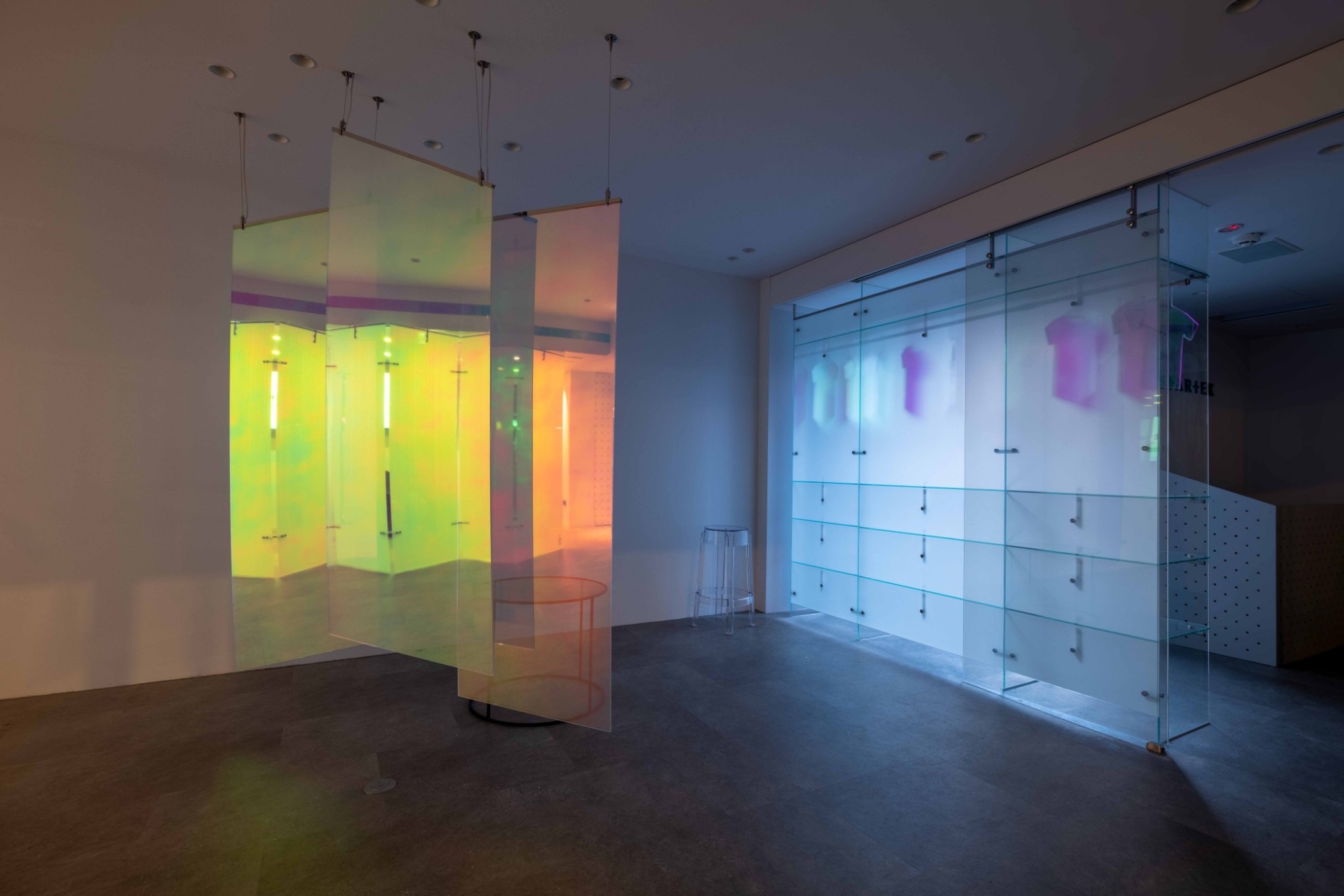 在搜尋「電控玻璃推薦」或「智慧玻璃隔間」的過程中，你可能會發現市面上有不少電控玻璃供應商。但為什麼越來越多設計師、企業業主與建築團隊最終選擇與 Startek 明星電控合作？